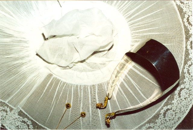 De muts met oorijzer De muts met oorijzer