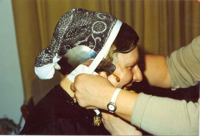 Vastzetten van het oorijzer Vastzetten van het oorijzer