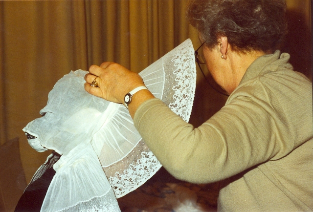 De muts wordt geplaatst De muts wordt geplaatst