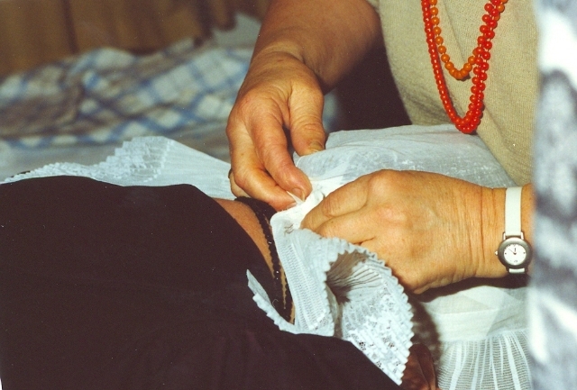 Vastspelden van de muts Vastspelden van de muts