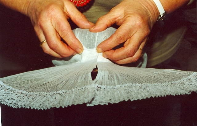 Vastspelden van de muts (2) Vastspelden van de muts (2)